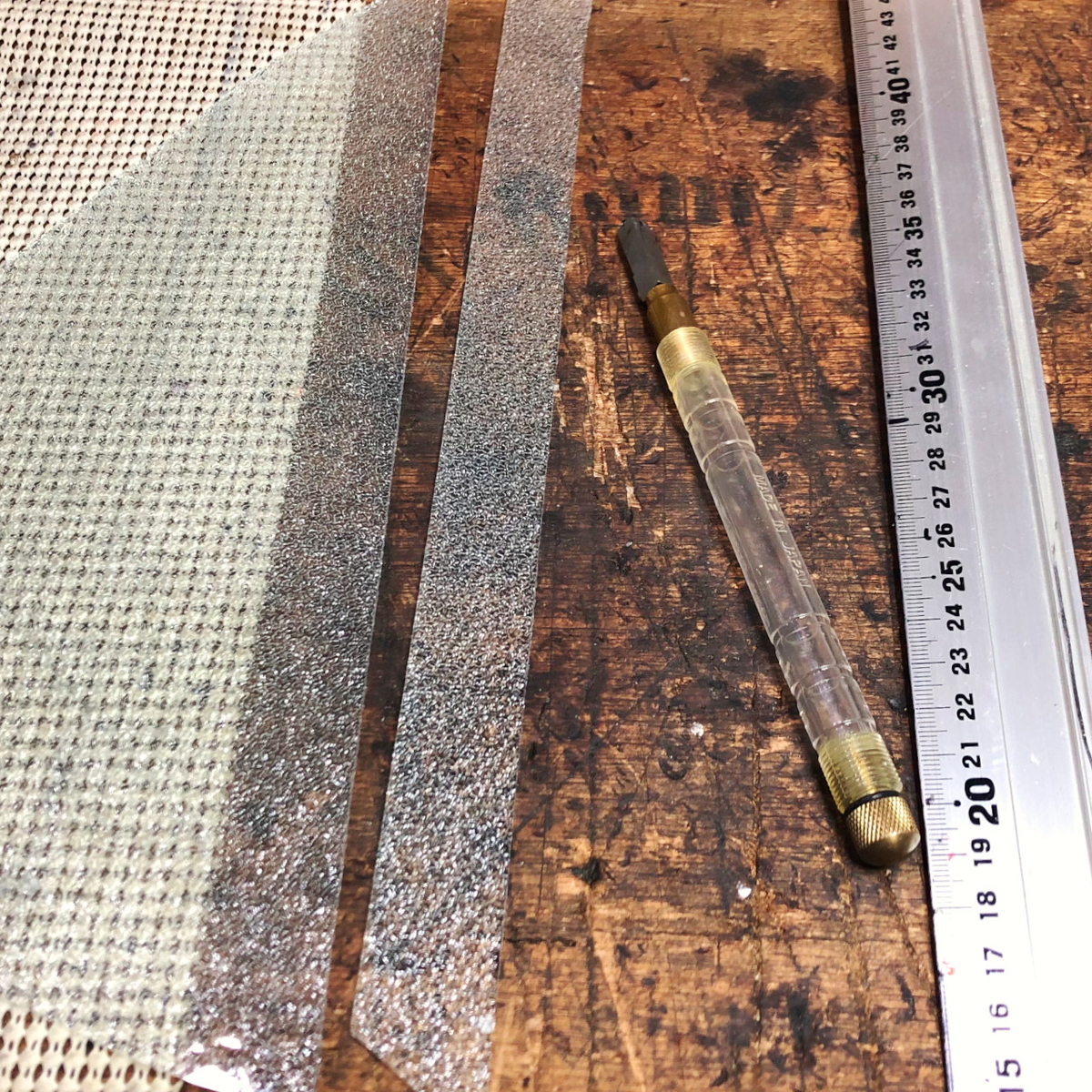細やかな梨目模様が美しいヴィンテージガラス｜ステンドグラス照明の製作