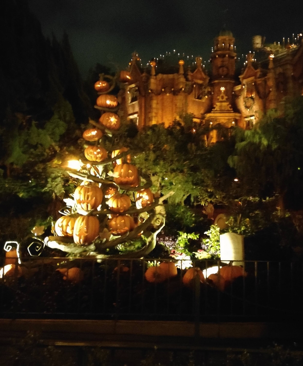 ハロウィーン期間中のホーンテッドマンション