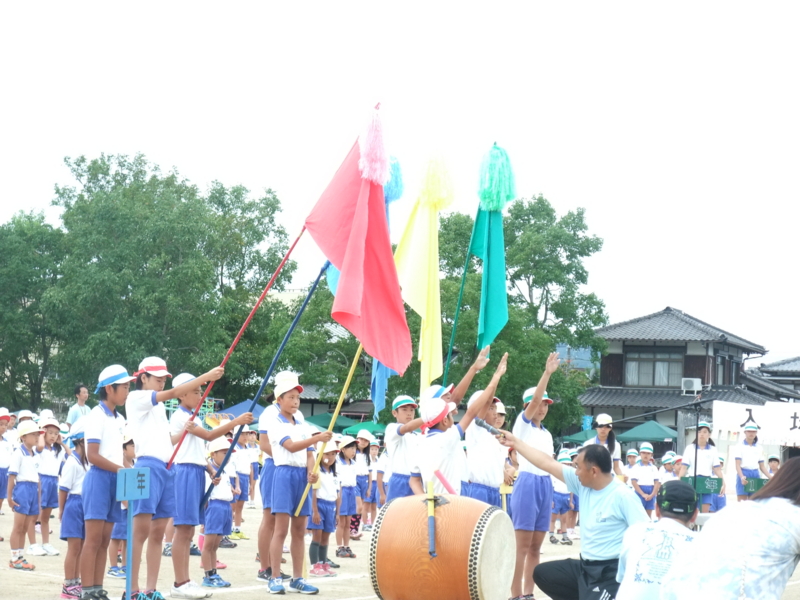 鏡山小学校運動会が小雨の中に開催 唐津市議会議員 田中秀和 の独り言