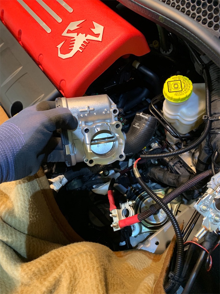 スロットルスペーサー取付♪ - アバルトや諸々