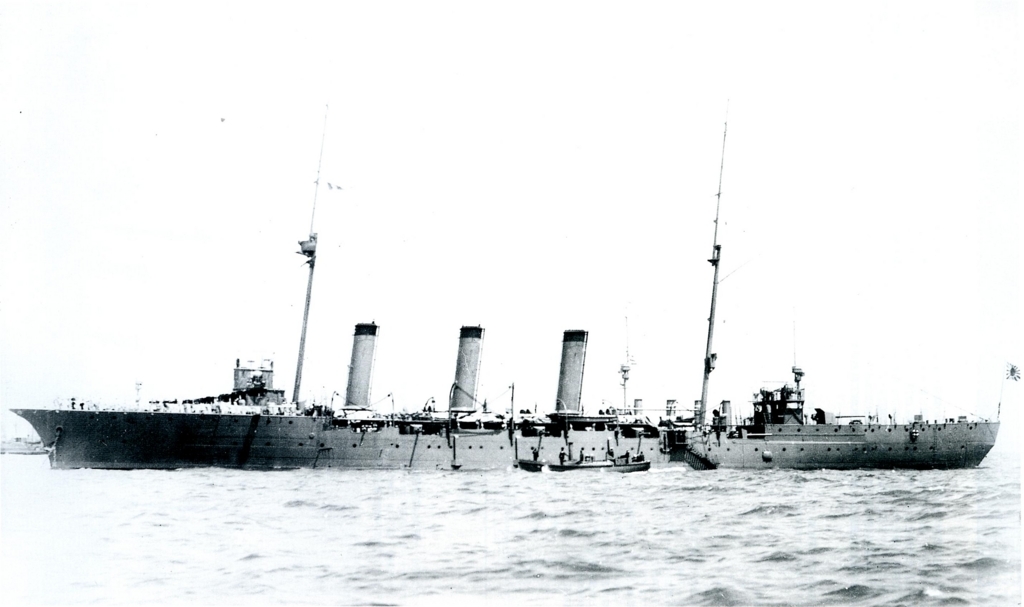 Japanese_cruiser_Tone_at_Portsmouth_1911