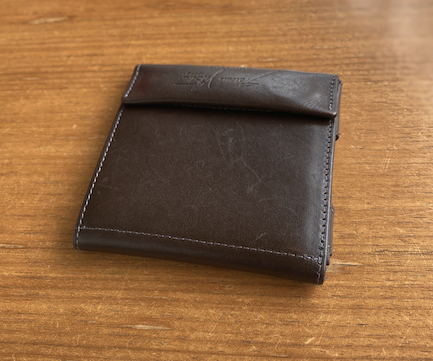 シンプルなデザインの薄い財布