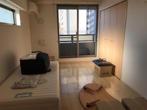 21年 女性ミニマリストの部屋の中身 家具を置かない みにまるなひげ