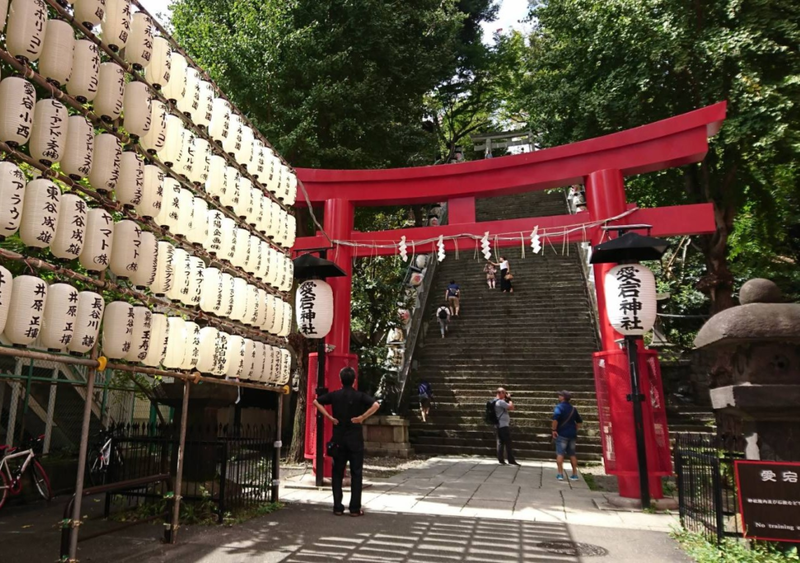 港区にある愛宕神社の鳥居です 祭礼のため入り口には提灯が並んでいます