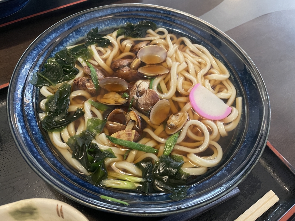 愛知県蒲郡市名物のガマゴリうどん。三河湾のアサリがたっぷりのっています
