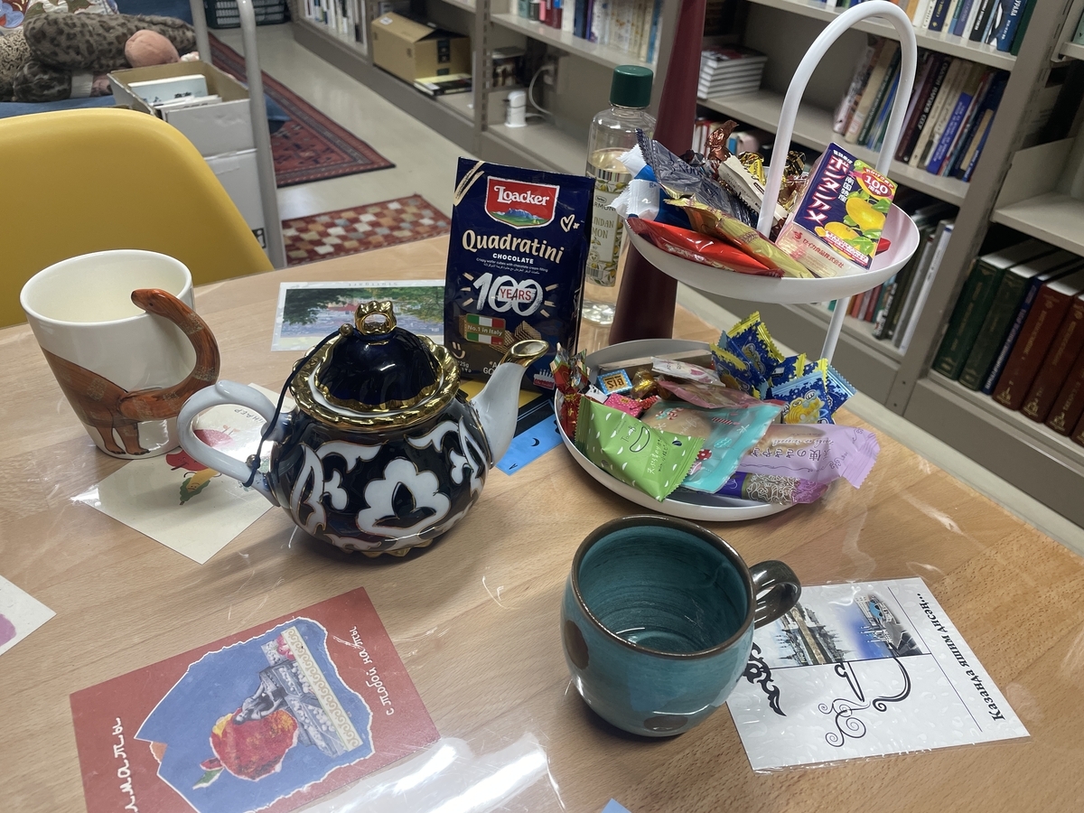 さくらま・みずきさんの研究室のテーブルの上、ティーポット、カップ、お菓子