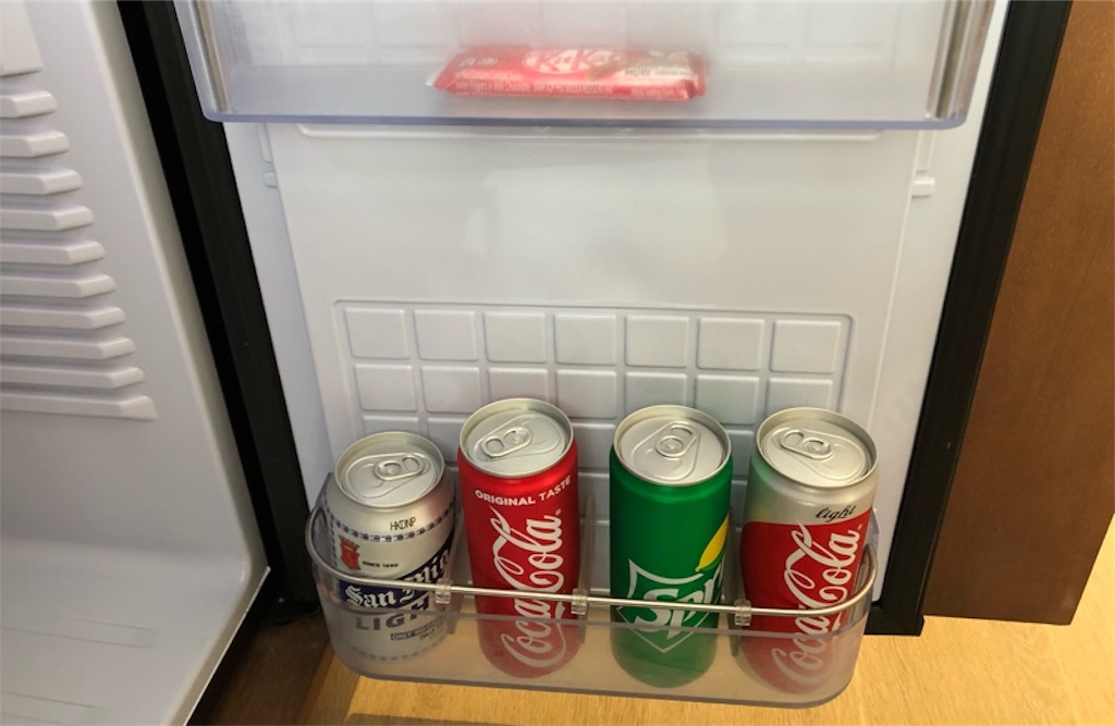 冷蔵庫内のビールとコーラ