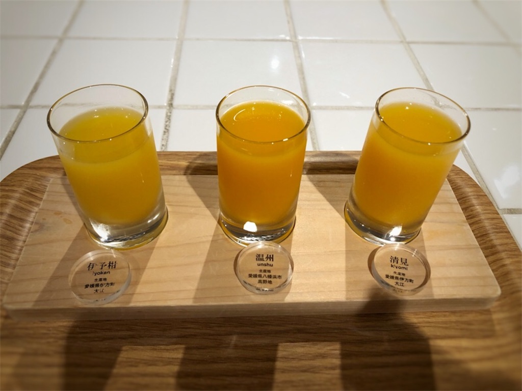 3つのグラスに3種異なるみかんジュースが提供される飲み比べセット