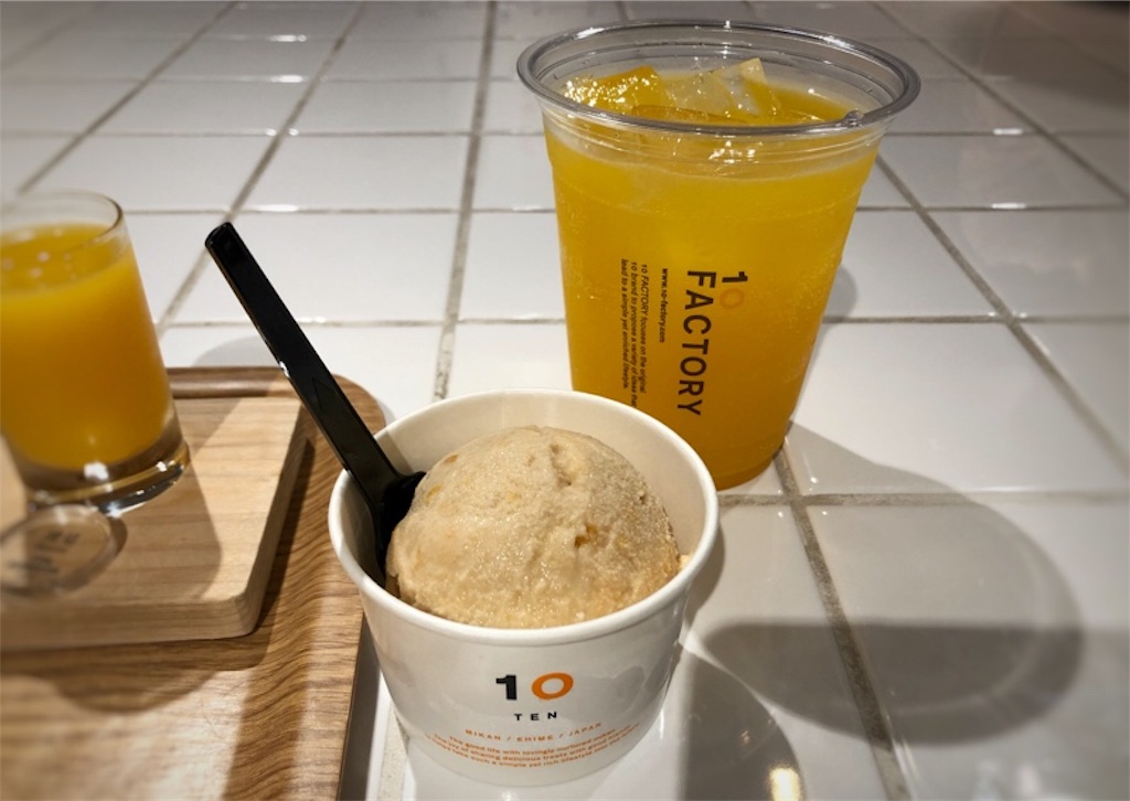 きなことみかんのジェラートとオレンジ色をしたみかんビール