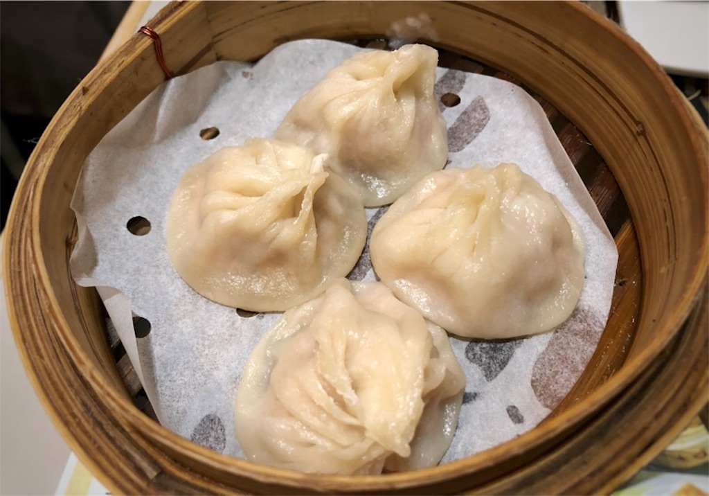 竹のせいろに入った4つの小籠包