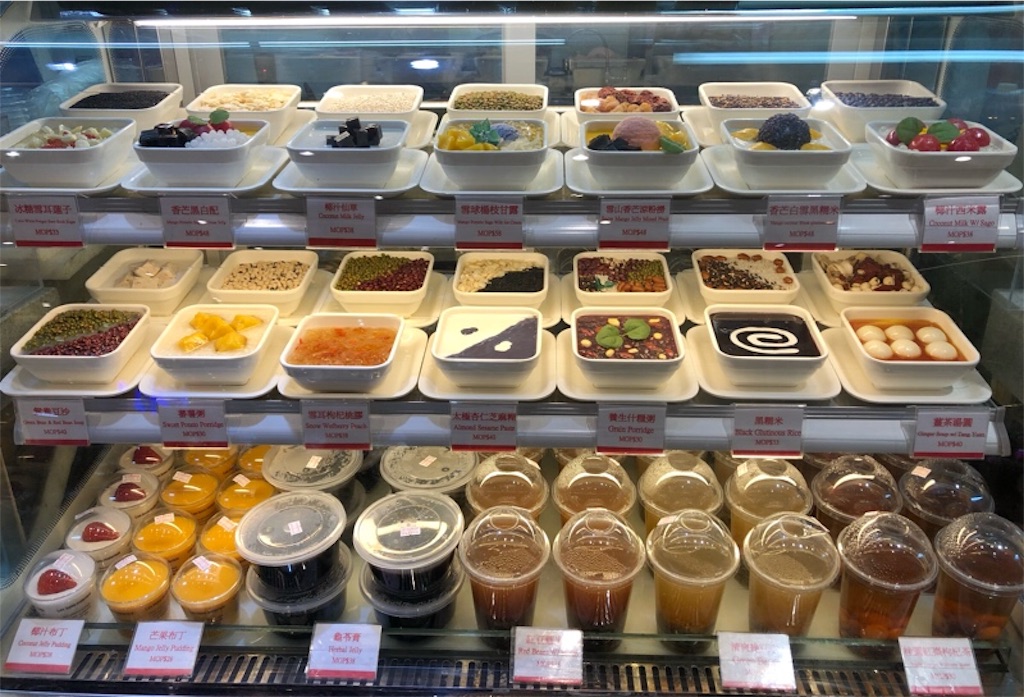 果物入りのスイーツやドリンク類の並ぶコーナー