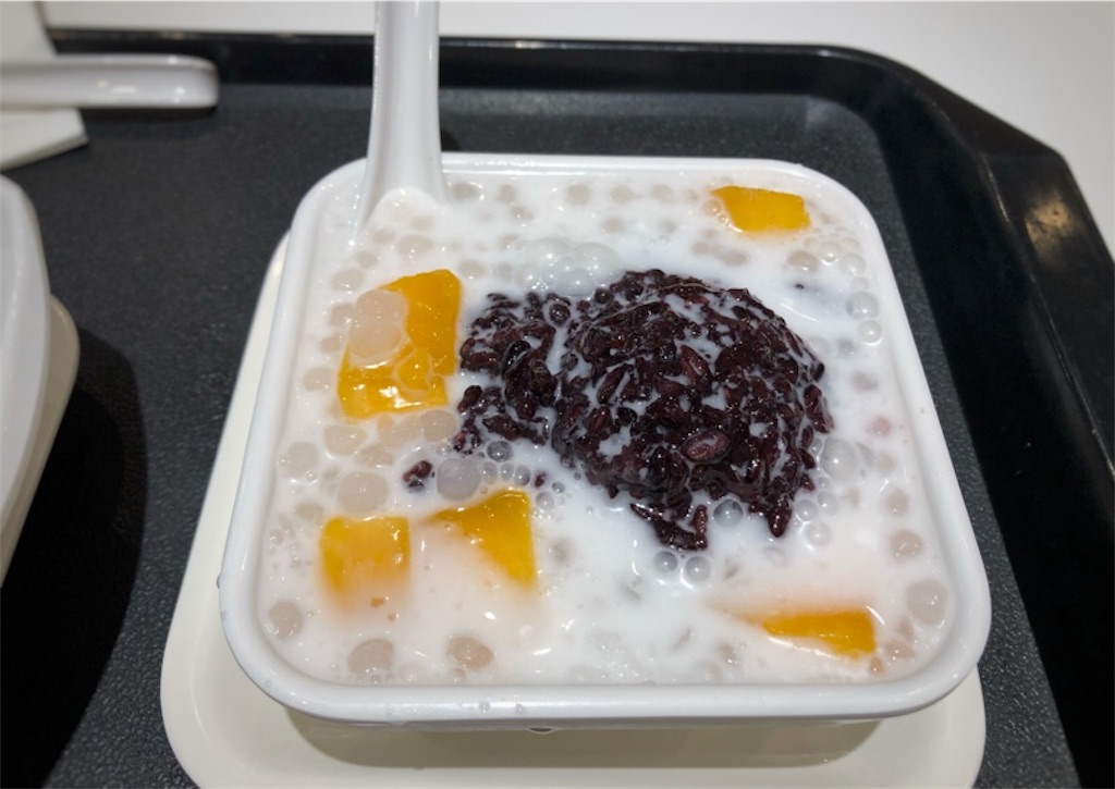 ココナッツミルクの中につぶつぶのタピオカや黒米マンゴーが入った料理。