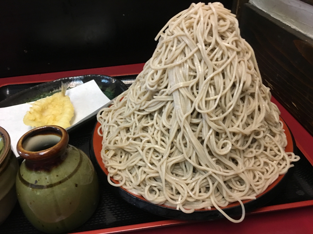 美味しい味奈登庵 横浜 の富士山盛りそば これぞ超デカ盛り コスパ最高なんとたったワンコイン 500円 の1kgのもりそばにチャレンジ ひかる人財プロジェクト