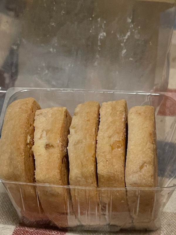 セブンイレブン マカダミアナッツクッキーとピスタチオクッキーを食べ比べ 単身赴任の暮らし
