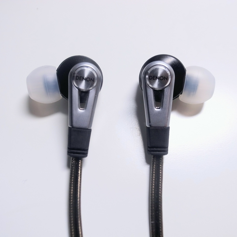 イヤホン  Denon AH-C820　中古品　ケース・イヤーピース付き イヤホン Denon AH-C820中古品ケース・イヤーピース付き