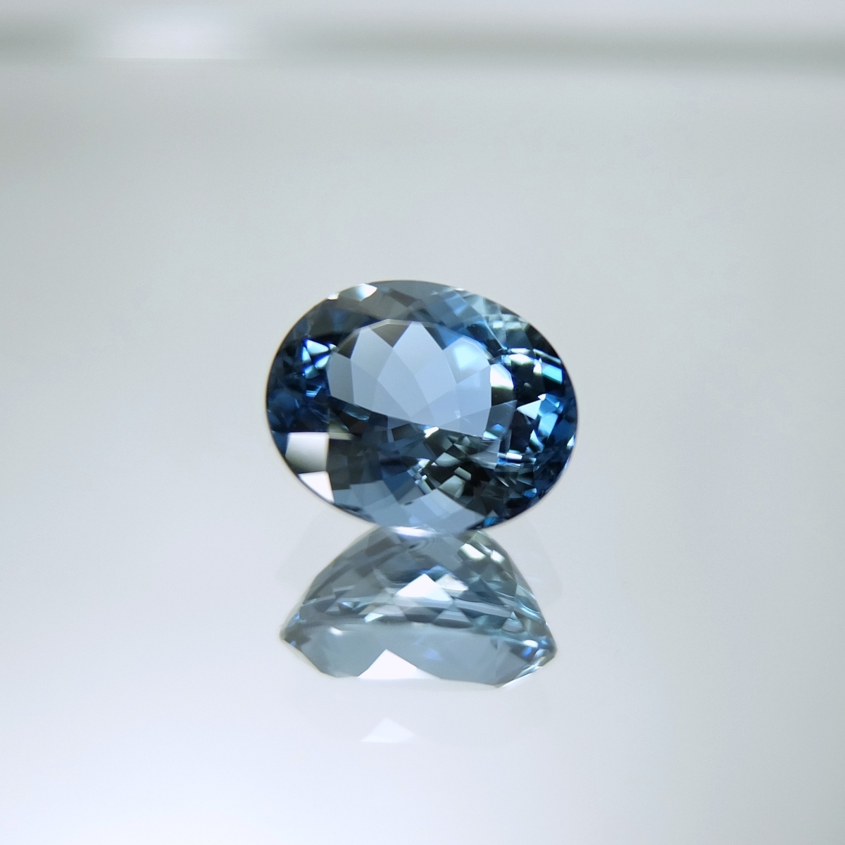 石っぽく、光を当てたらきれいなもの