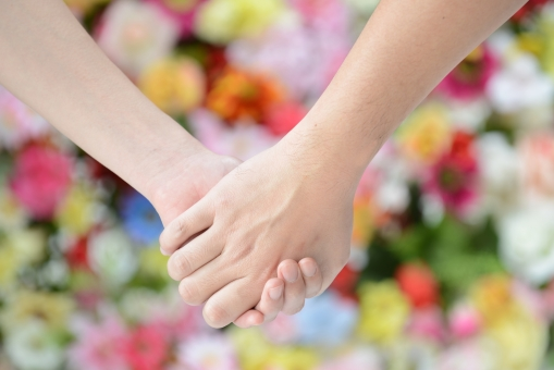 手をつなぐ夫婦