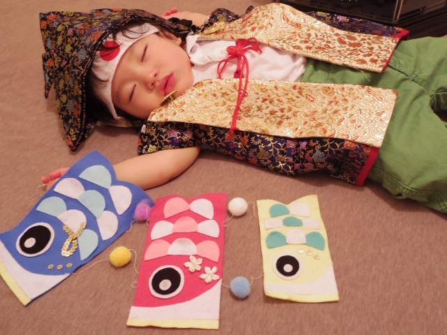 子供はどうして寝相 ねぞう が悪いのか 裏拳やかかと落としが不意にやってくる 空飛ぶ畳