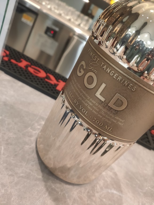 見た目じゃわからない柑橘系ジン『ゴールド999.9ジン』！ - ひなたのお