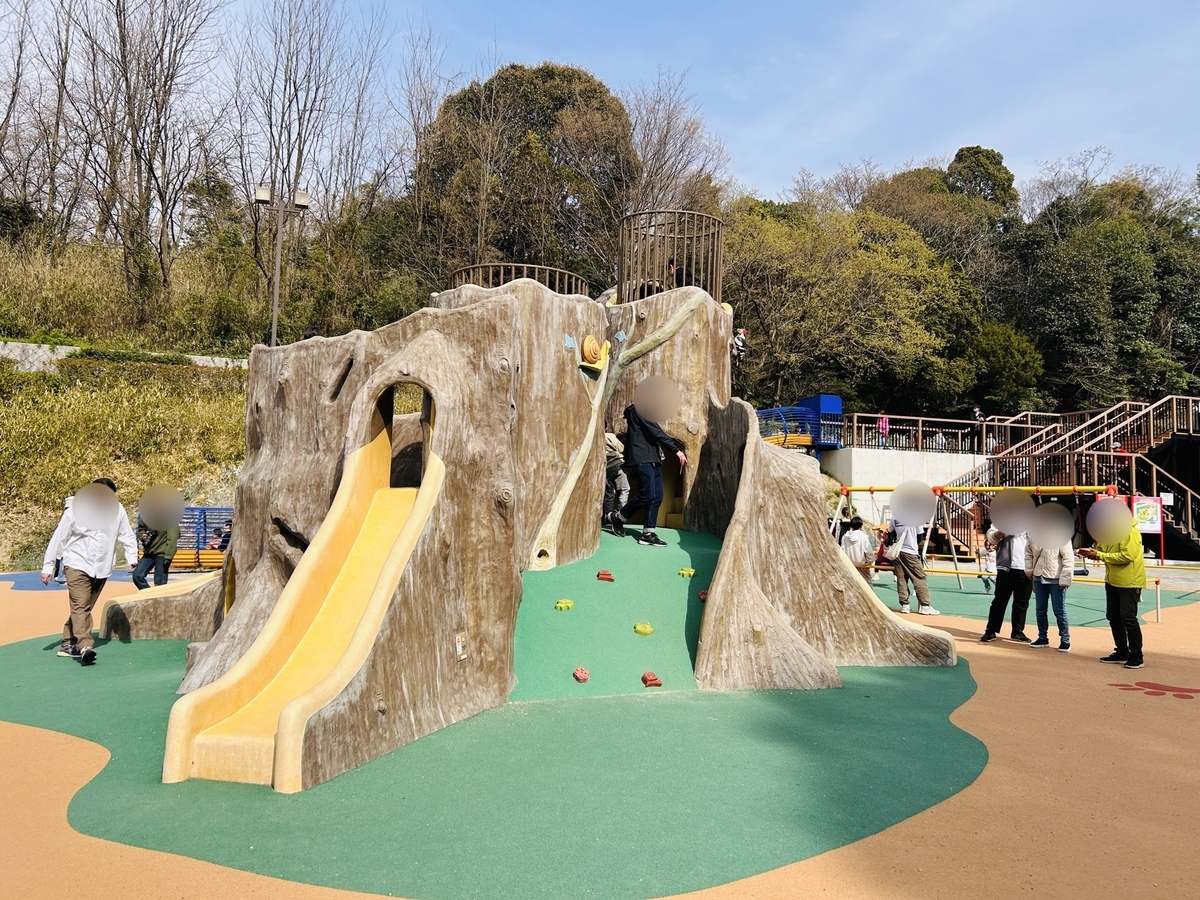 錦織公園・切り株の滑り台