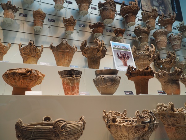 石のような硬い赤褐色の古壺 マホガニーオブシディアン ハート形｜天然石 通販のキラリ石