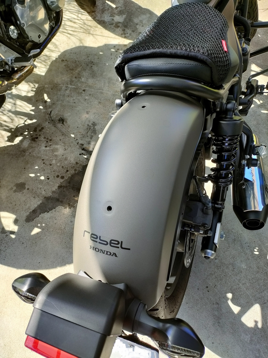 🏍レブル250のリヤシートを外す🏍 - ひねもすRC