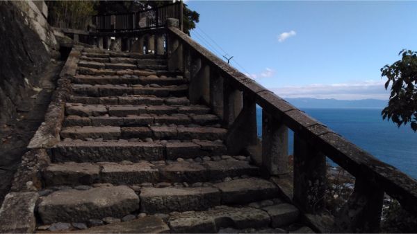 石段から眺める海、駿河湾