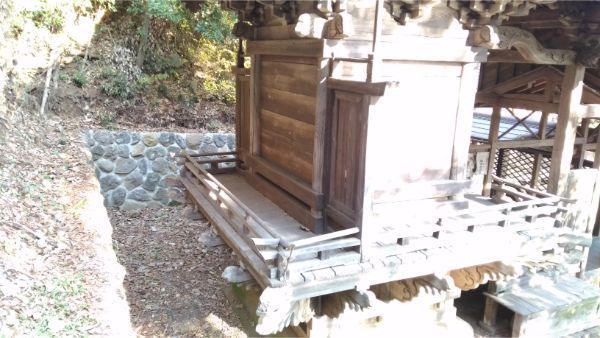 御牧子安神社本殿の背面