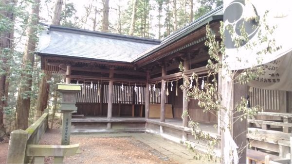 矢彦神社の左の回廊