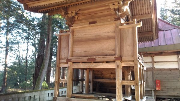 諏訪神社本殿の背面