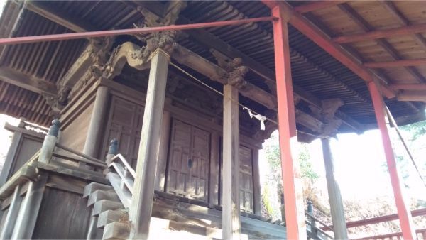 松尾神社本殿の軒下