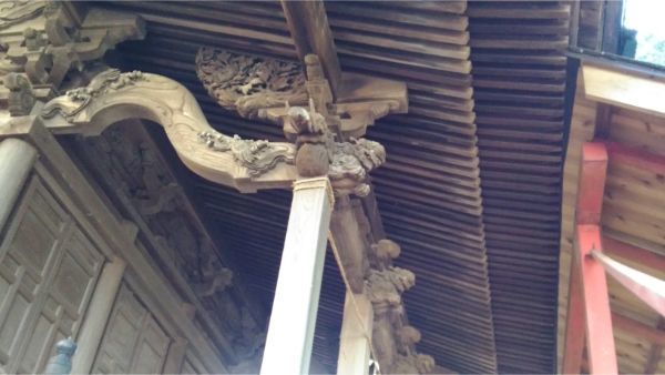 松尾神社本殿の向拝