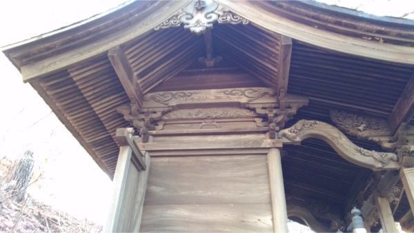 松尾神社本殿の側面