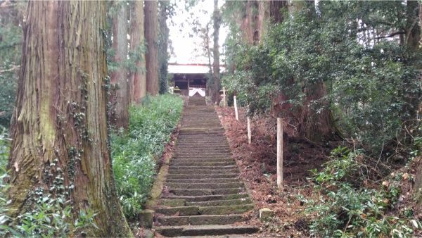 菅原神社の参道と随神門