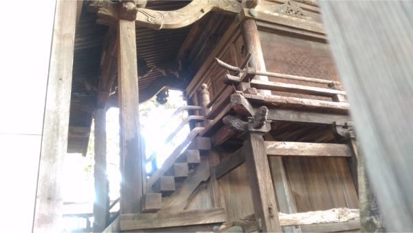 白鳥神社本殿の正面右