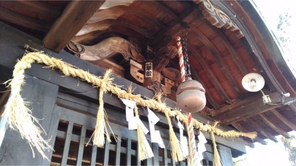 都波岐神社の拝所の軒下