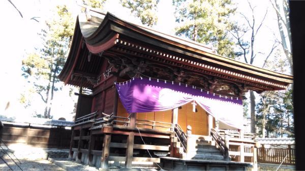 筑摩神社本殿の左正面