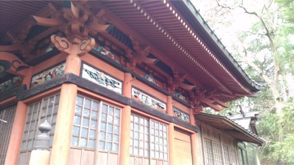 石楯尾神社拝殿の右側面