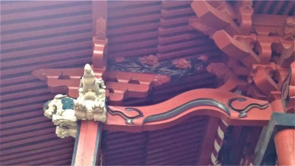 犬島神社本殿の向拝右側面