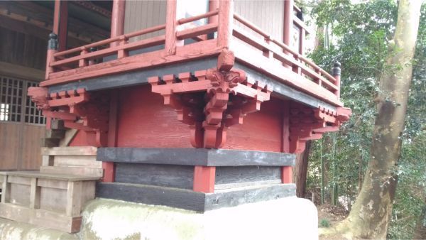 犬島神社本殿の右後方の床下