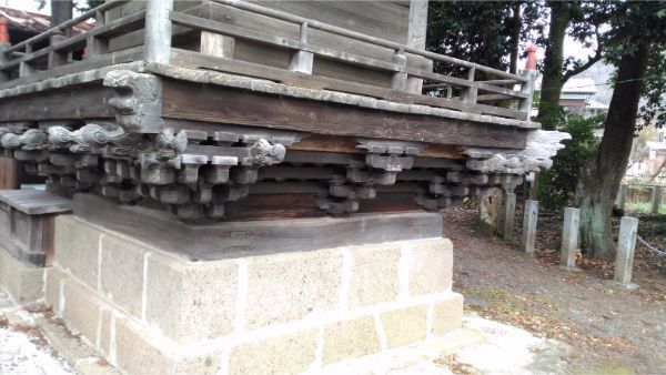 諏訪神社本殿背面の床下