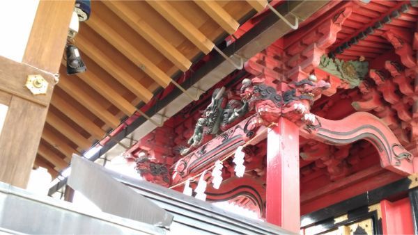 三嶋神社本殿の向拝中備え