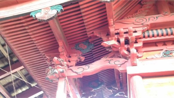 八王子神社本殿の向拝側面