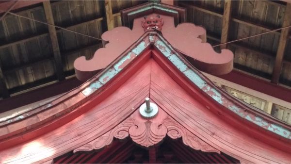 八王子神社本殿の屋根左側面