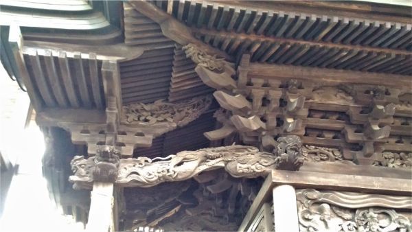 春日神社本殿の向拝側面