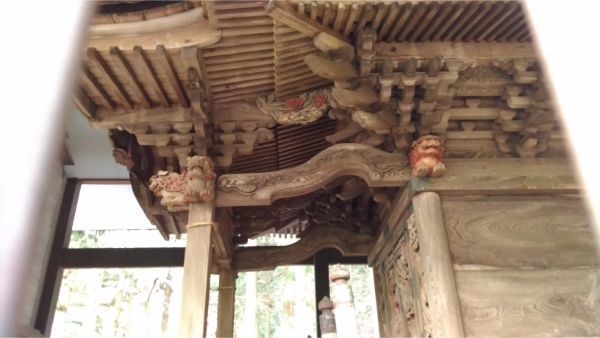 稲村神社本殿の軒下