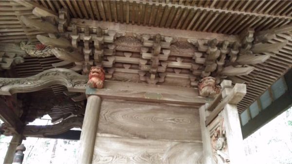 稲村神社本殿の側面