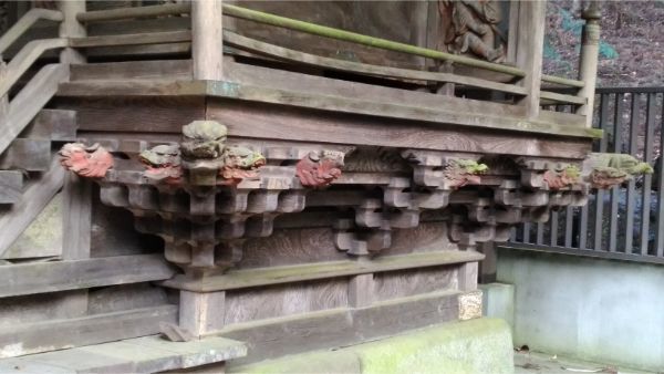 稲村神社本殿の縁