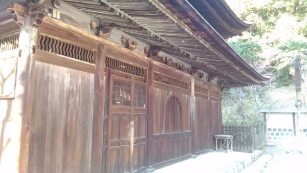 定光寺本堂の右側面