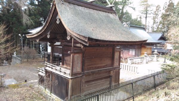 東本殿背面